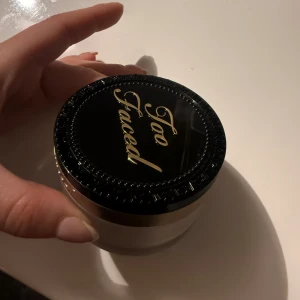 Too faced puder  - Endast swatchat. Köptes förra veckan för 480kr