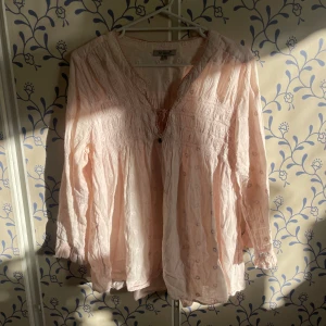 ljusrosa blus - Säljer denna super fina odd molly liknande blusen som tyvärr inte kommer till någon användning längre.