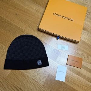 Louis Vuitton mössa - Säljer min Louis Vuitton mössa perfekt nu inför vintern, vid funderingar är det bara att skriva. Allt på bild tillkommer vid köp av mössan.