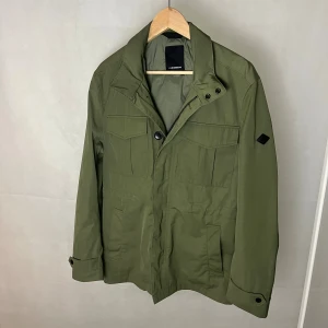 J Lindeberg field - Riktigt soft field jacka av J Lindeberg. Storlek M. Modellen är 185. Riktigt fint skick.