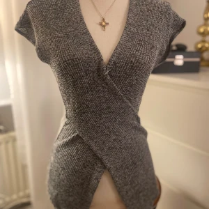 Grå knit Zara v-ringad tröja - Extremt snygg grå knit v-ringad tröja från Zara i fint skick! Säljer pga att den ej kommer till användning längre. Storlek S och är perfekt för vardagliga och festliga tillfällen.Extremt snygg grå knit v-ringad tröja från Zara i fint skick! Säljer pga att den ej kommer till användning längre. Storlek S och är perfekt för vardagliga och festliga tillfällen.
