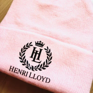 Rosa mössa från Henry Lloyd! - Rosa stickad mössa i Onesize från med Henry Lloyd-logo framtill. Ny och oanvänd. 