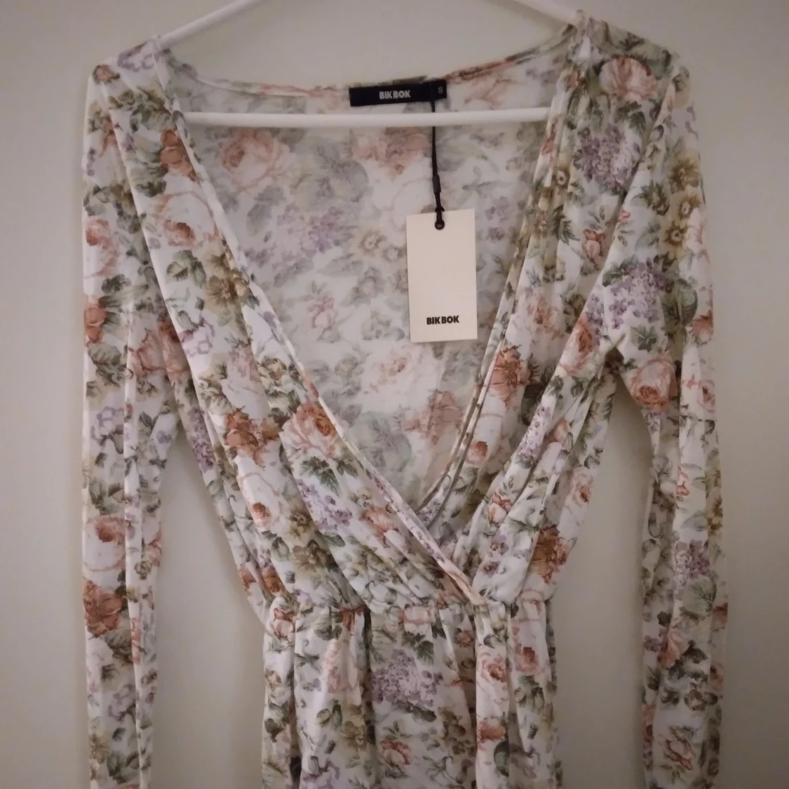 HELT NY OANVÄND vit och blommig omlott topp från Bik Bok, Small