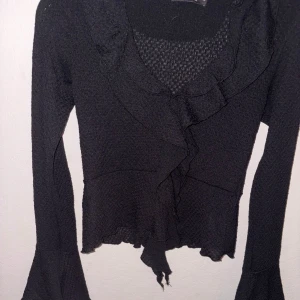 Svart Topp från Gina  - Jättefin topp från Gina, tyvärr använder jag inte den så ofta därmed säljer jag den. Hör av er om ni har funderingar💕