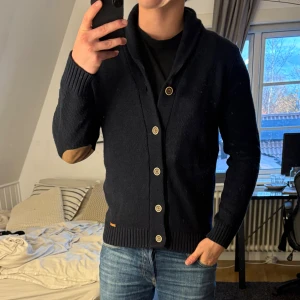 Stickad kofta - Säljer nu denna koftan ifrån tissofi, skick 9/10. Sjukt snygg och passar perfekt nu till hösten. Priset kan diskuteras vid snabb och smiddig affär!