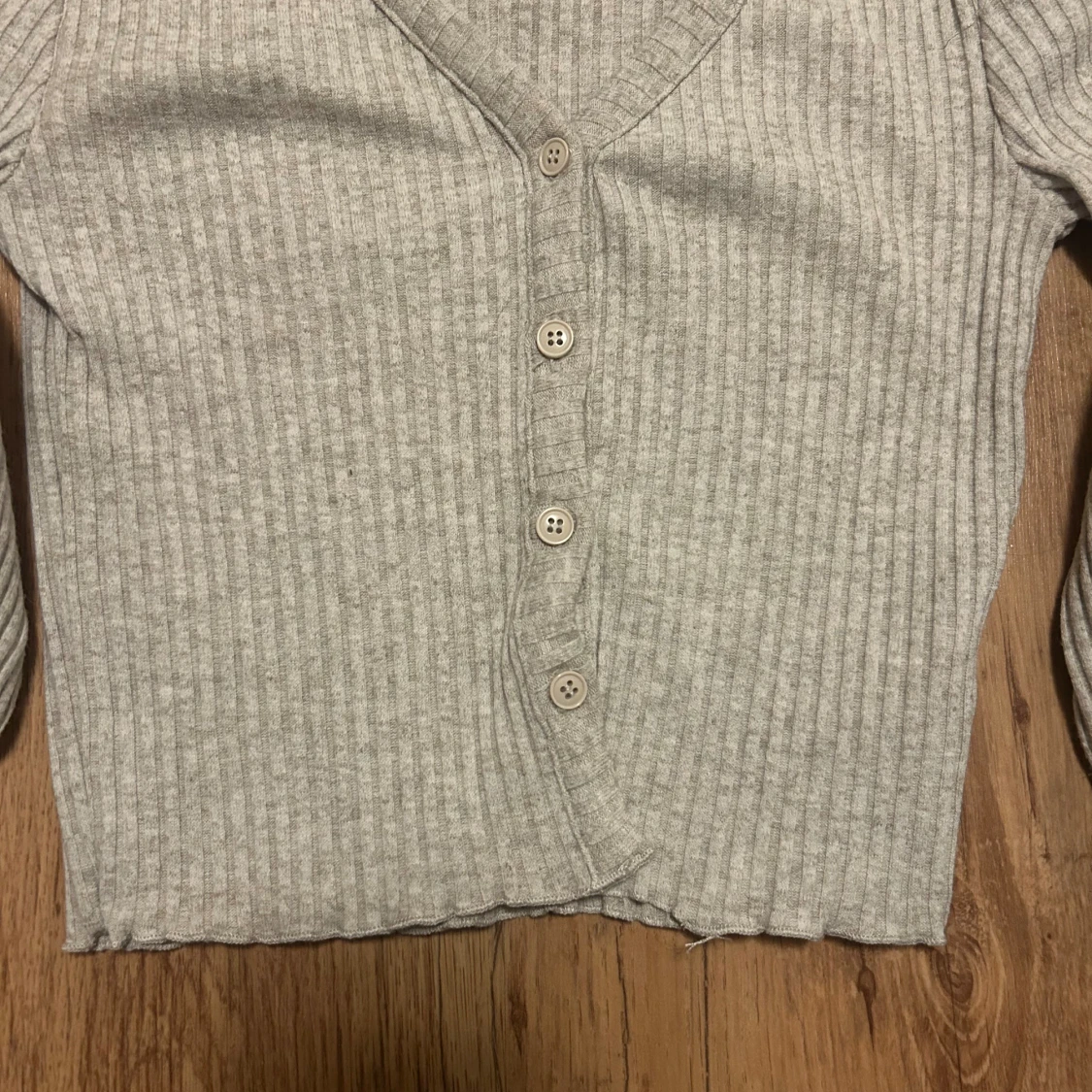 Ljusgrå ribbad kofta från Gina Tricot - 2