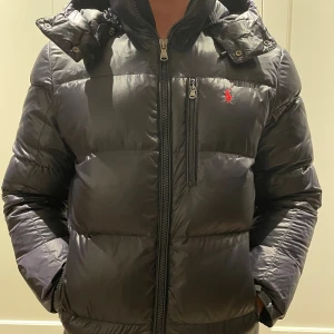 Ralph Lauren jacka - Tja, säljer en snygg jacka från Ralph Lauren som knappt är använd, skick 9/10. Nypris: 6500kr. Hör gärna av er vid funderingar! Lägg gärna bud! 