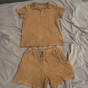 Matchande set - Relaxed stil perfelt för att vila hemma eller att gå ut på en sommar kväll. Mjukt och skönt material.