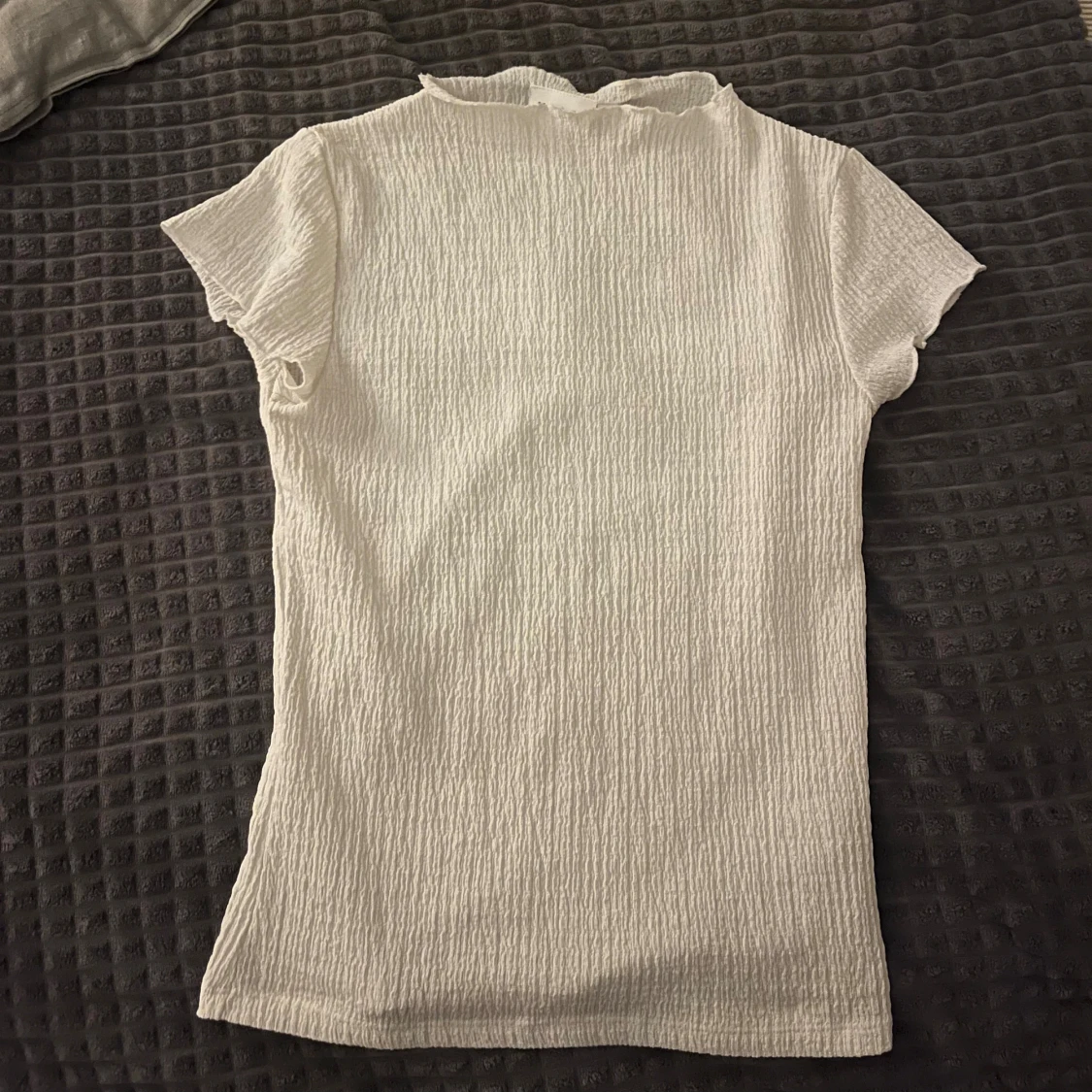 Vit ribbad topp med volangkrage