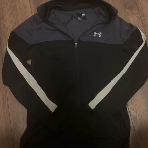 Under armour tröja - Tjaa! Säljer nu min snygga under armour tröja som är i helt ny skick. Perfekt till hösten o våren. Säljer pågrund av att jag ej vill ha kvar den. Om du har några frågor eller vill ha mer information om tröjan så är de bara att säga till.