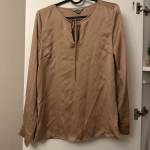 Blus  - Blus från H&M. Aldrig använd. Storlek 34 🤎
