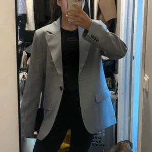 Blazer - Hej. Säljer en oanvänd blazer. Inga defekter. Säljs pga för lång för min smak. 