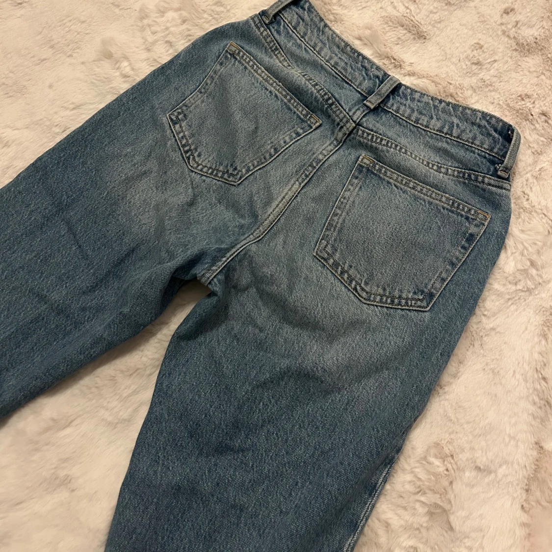 Blå raka jeans med slitning på knät - 1