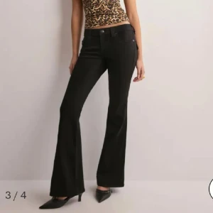 True religion jeans - Säljer dessa helt slutsålda true religion jeansen, de tillverkas inte längre så därav priset, kommer inte sänka priset! perfekt till hösten och skolan, har lagt billigaste frakten!💗