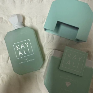 Kayali Yum Pistachio Gelato - Trendig parfym från Kayali med stilren mintgrön flaska och förpackning. Volymen är 100 ml. Perfekt för dig som vill sticka ut med en unik doft i din samling.