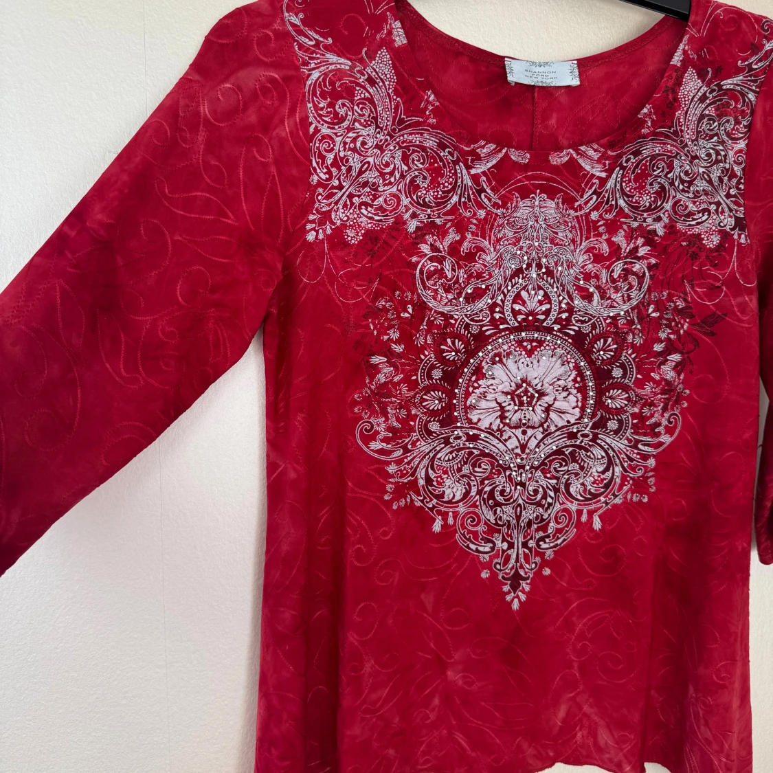 Röd topp med coolt mönster Shannon Ford