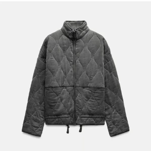 Grå quiltad jacka Zara - Supersnygg quiltad jacka i en mörkgrått/blåaktig färg med hög krage och dragkedja framtill. Jackanhar två stora fickor och justerbar band nertill. Från Zara, perfekt nu till hösten/vintern!! Skriv privat för fler bilder/frågor! 😇