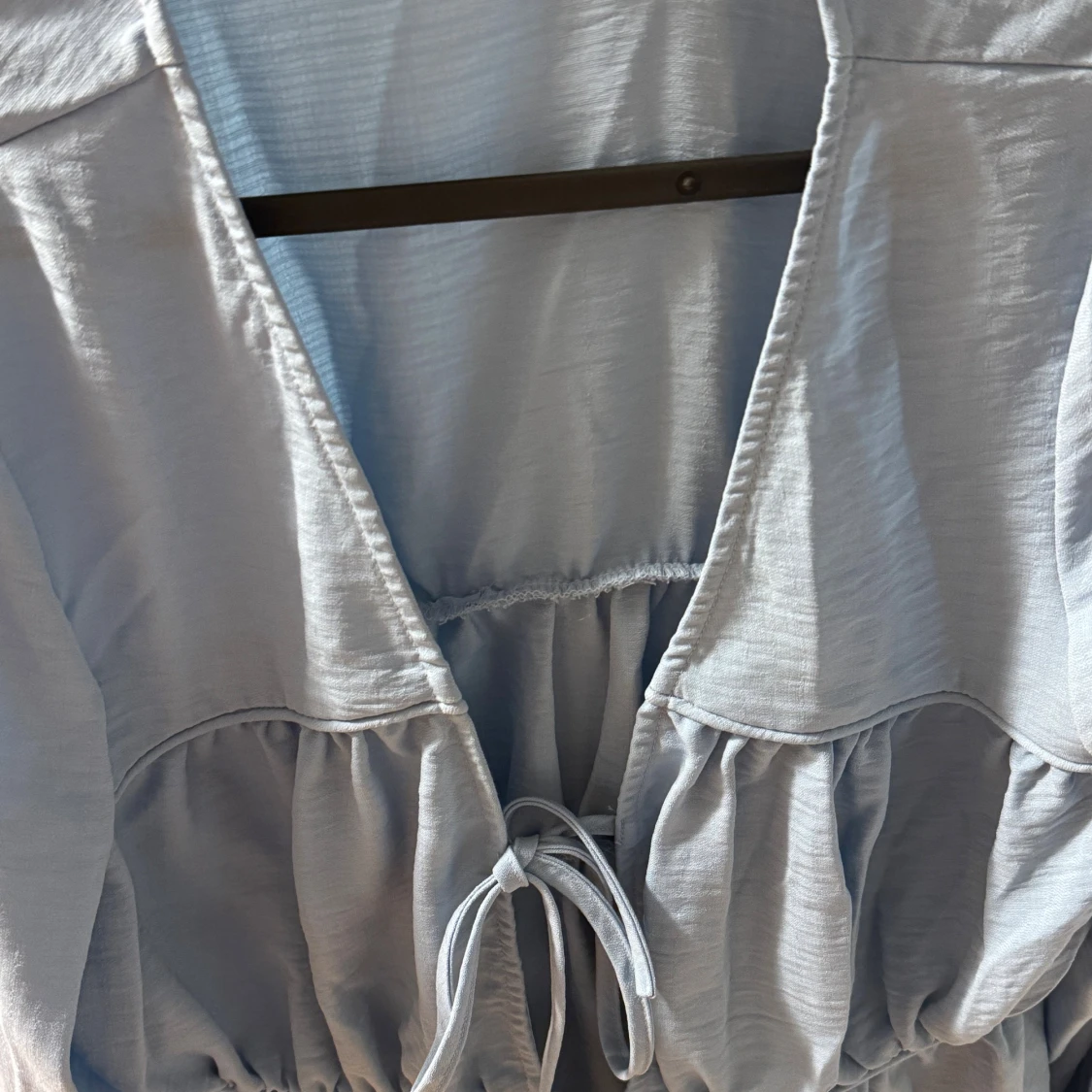 Ljusblå blus med snörning från AWARE - 1