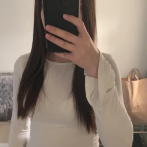 Soft touch vit långärmad tröja - Säljer min vita soft touch långärmad tröja från gina tricot, köpte för 259kr och har haft på mig den sällan