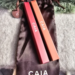 CAIA Lip Pencil Caramel Cutie & Ruby plum - Lip Pencils - Caramel Cutie & Ruby Plum Två mjuka och hållbara läppennor för perfekt kontur. Full size. Ord. pris: 195 kr/st = 390 kr