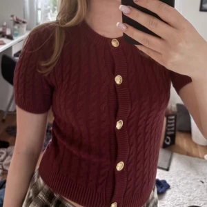 Vinröd stickad tröja - Säljer en vinröd stickad tröja med snygga knappar💞storlek XS, från h&m. Är 162 och den är lite kort, men om man gillar lite kortare modeller är den perfekt! Och om man är kortare än mig så blir den ju längee 💞fint skick! Som ny