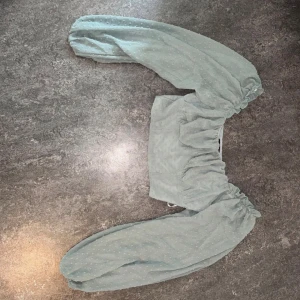 Ljusblå bolerotopp från SHEIN - Supersöt ljusblå bolerotopp från SHEIN med långa puffärmar och små prickiga detaljer i tyget. Toppen är croppad och har en luftig känsla, perfekt för att lyfta vilken outfit som helst. Materialet är lätt och känns skönt mot huden.