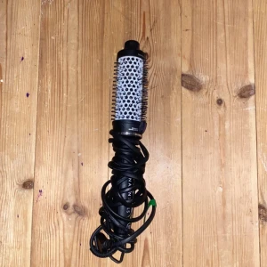 Björn Axén Tools Ceramic Hot Air Brush - Keramisk varmluftsborste från Björn Axén Tools, perfekt för styling och volym. Synliga tecken på användning och lite hår kvar i borsten, men fungerar som den ska. Lång sladd med EU-kontakt. Passar alla hårtyper och ger ett proffsigt resultat.