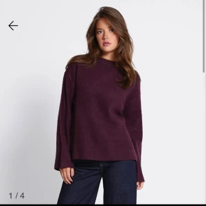 Stickad tröja  - Vinröd stickad tröja! Aldrig använd 