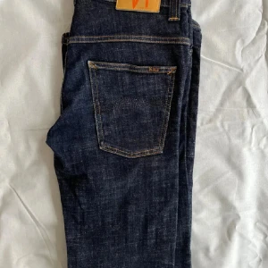 Nudie slimfit 34/32 - Hej! Säljer nu mina Nudie Jeans i modellen "Thin Finn" ", med passformen slim fit. De sitter sjukt snyggt. De har en snygg färg och är i storlek W32 L34. Ordinarie pris: 1600 kr. Hör av dig om du undrar nàgot!