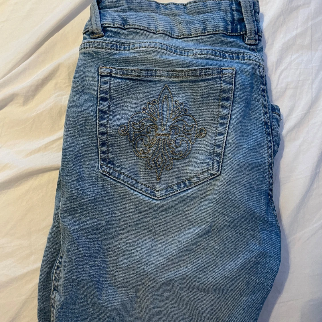 Blå jeans med broderad bakficka - 1