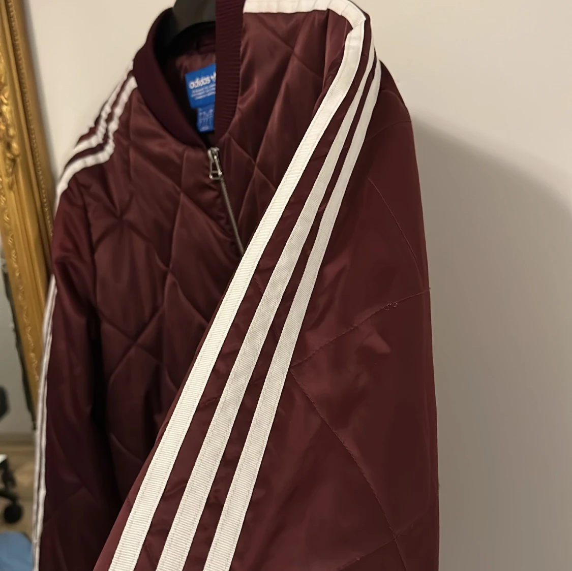 Vinröd quiltad bomberjacka Adidas - 2