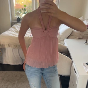 Rosa blus från Zara - Fin blus från Zara köpt på plick. Den är i nytt skick och är bara använd en gång. Passar S-XS