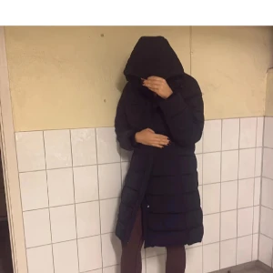 Svart lång pufferjacka med huva🖤 - Från lager 157 helt ny med prislapp kvar 