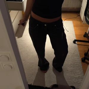 Svarta Zara wide jeans med låg midja - Zaras low waist wide jeans i storlek 36! Har klippt de lite så de passar någon som är 162-168