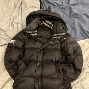 burbbery jacka - En fin jacka från burbbery som är varm, perfekt nu för vintern och den kan också göras om till en väst till våren. Nypris 15000. Mitt pris 2500