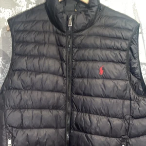 Polo Ralph lauren väst - Hej säljer min polo väst Köptes för ca 2–3 år sedan på Johnells. Har inte använts så mycket, i mycket fint skick.Finns två små hål som knappt syns annars nästan som ny 