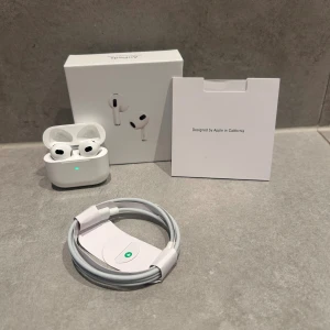 AirPods 3 - Säljer mina AirPods 3 som är i väldigt fint skick. De har bara använts tre gånger och fungerar perfekt. Inga skador, inga repor – ser ut som nya.  Jag säljer dem eftersom jag inte använder hörlurar så ofta längre. Ett riktigt bra köp för dig som vill ha AirPods i toppskick utan att betala nypris. Skriv för prisförslag och mer bilder