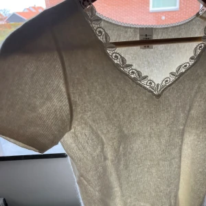 Stickad Topp - Coquette stickad topp med fina detaljer. 