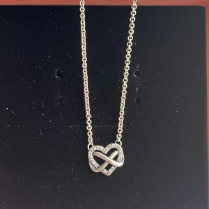Halsband från Pandora  - Pandora halsband i form av ett hjärta, bara använt under en kortare period och i fint skick.