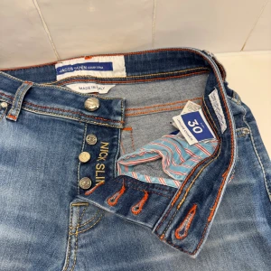 Jacob Cohen jeans  - Jacob Cohen jeans i modellen nick slim . Storlek W30. Fint skick. Bara att höra av sig till oss vid minsta funderingar😁