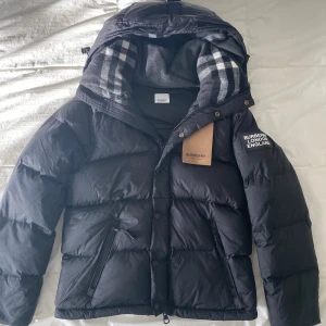 Burberry jacka - Svart burberry jacka som kan också bli en väst|| Storlek S|| medföljer allt|| pris kan diskuteras vid snabb affär||