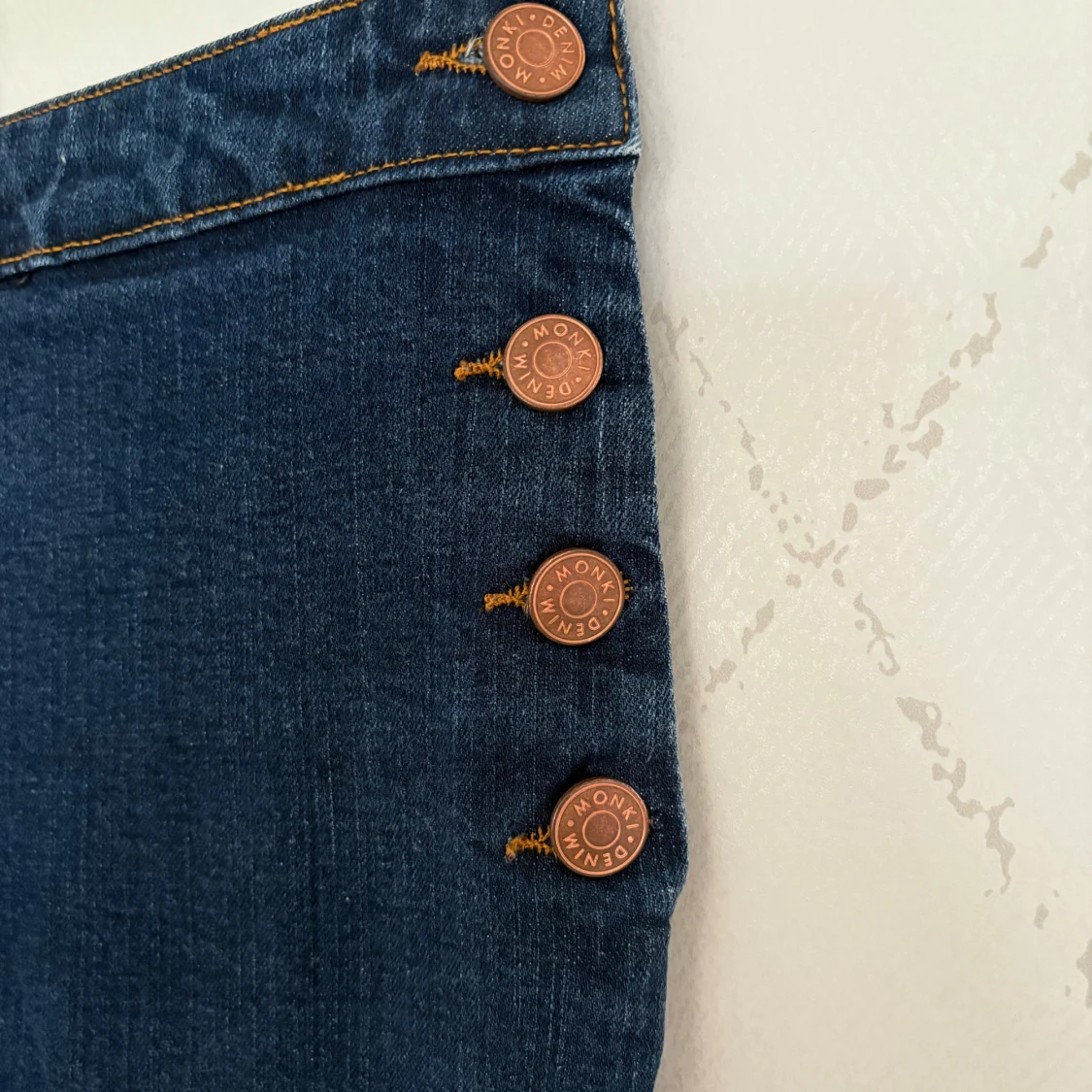 Mörkblå jeansbyxor från Monki med knappar - 2