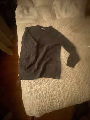 Grå stickad tröja från Garde Frisch - Mysig grå stickad tröja från Garde grish i storlek XS. Tröjan har rund halsringning och långa ärmar med ribbade muddar. Perfekt för dig som gillar enkel och stilren design med skön passform. Den passar 10-14 år jag e själv 13 och ska fylla 14 och jag e 168 och den passar perfekt på mig😀😁