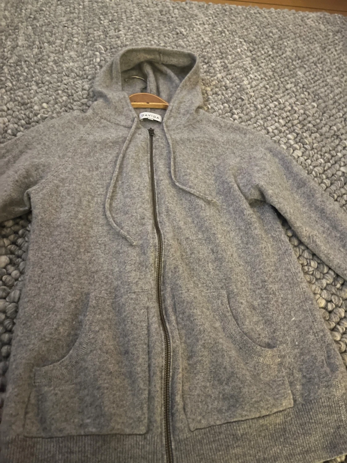 Grå hoodie i kashmir från Davida - 2