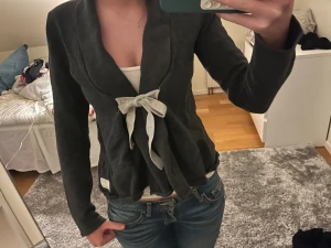 Odd molly - Säljer en mörkgrå cardigan från oss Molly. lång ärm och en ljusgrå rosett framtill. 🥰🥰🥰