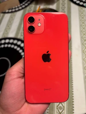 iPhone 12 64gb - Säljande röd iPhone 12 (PRODUCT)RED 64gb. Dubbelkamera, snygg design. Framsida och baksidan är i gott skick. Det är skyddsglaset som är sprucket inte skärmen. Perfekt för dig som vill ha en prisvärd iPhone med kraftfull prestanda. Den är återställd. Batterihälsa ligger på 79%. Samtalshögtalaren fungerar inte pga software fel.  Inga större fel pris kan diskuteras vid snabb affär 