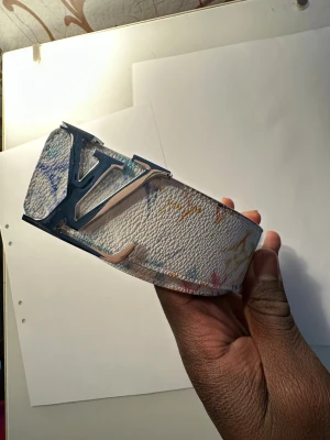 𝓛𝓥 bälte - Helt nytt 𝓛𝓥 bälte, för mer info är det bara att kontakta