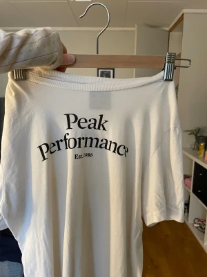 Peak performance T-shirt - Köpt i Malmö på kidsbrandstore i storlek 160 men passar som en Xs/S