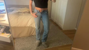 Ljusblå lågmidjade jeans  - Säljer ett par klassiska ljusblå  jeans med låg midja och rak passform. Jeansen har fem fickor, knappgylf och är tillverkade i slitstarkt denim. Perfekta för dig som gillar en avslappnad och tidlös look.