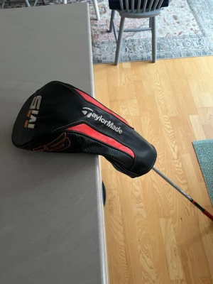 Taylormade M5 driver - TaylorMade M5 Driver – 9.0° / S-skaft Säljer en TaylorMade M5-driver i loft 9.0° med S-skaft. Klubban är synligt använd men i gott spelbart skick. En kraftfull och förlåtande driver med justerbara vikter för att fintrimma bollflykten. Perfekt för dig som vill ha hög hastighet och stabilitet från tee.